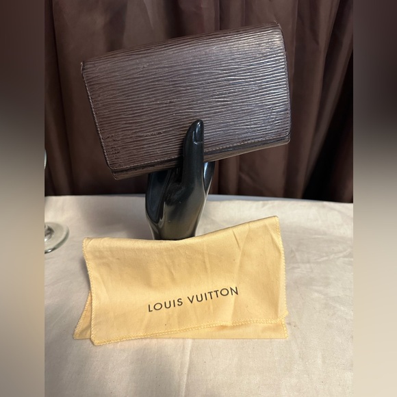 Louis Vuitton wallet. 5.75 x 3.5 deep brown color with dustbag. - Picture 1 of 10
